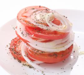 トマトと新玉ねぎのシンプルサラダ