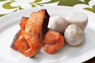秋鮭の西京焼と里芋の煮物
