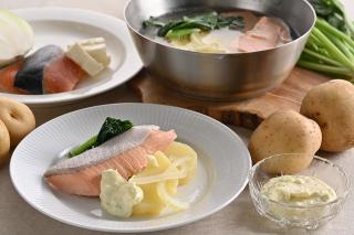 鮭とじゃがいものポシェ　マヨネーズバターソース