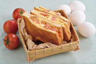 完熟トマトのスクランブルエッグサンド