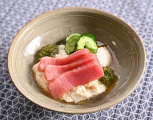 マグロとよせ豆腐の和風ごま油サラダ